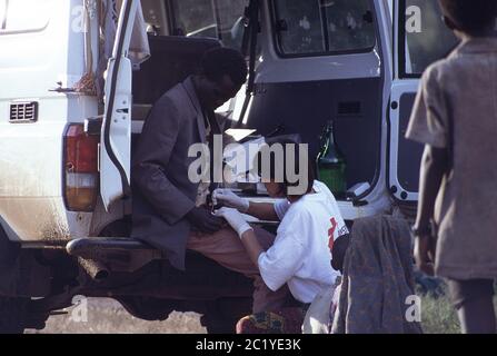 MSF nurse treats Tutsi refugee on the Rwanda Burundi border 1994 Stock ...