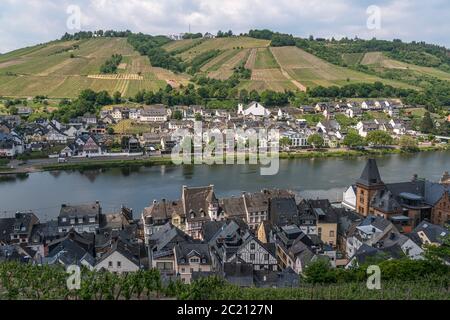 Blick auf die Mosel und den Ort Zell, Rheinland-Pfalz, Deutschland  | View to the Moselle river and the town Zell, Rhineland-Palatinate, Germany Stock Photo