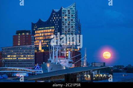 Elbphilharmonie  Hamburg at dusk - Elbe Philharmonic Hall - Elbi - Hamburg Concert Hall  - architect Herzog & De Meuron - 2017. Stock Photo