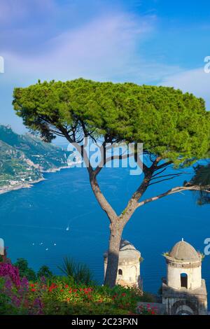 Villa Rufolo overlooking the Mediterranean Sea and the gulf of Salerno, Ravelo, Campania, Italy Stock Photo