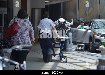 Boston, Massachusetts, USA. 16th June, 2020. COVID 19 CORONA VIRUS PANDEMIC - A busy day at the Emergency receiving area at Massachusetts General Hospital. Covid -19 and other patients arrive through the day. Cases and deaths from Covid-19 have been dropping s Massachusetts begin a planned reopening of the state to business.Newly Reported.Cases Today263.Total Cases.103,889.Newly Reported.Deaths Today.55.Total Deaths.7,408. Credit: Kenneth Martin/ZUMA Wire/Alamy Live News Stock Photo