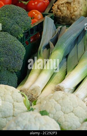 Leeks and other vegetables on the weekly market Stock Photo