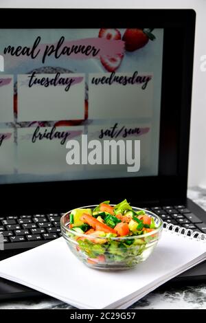 https://l450v.alamy.com/450v/2c29g57/a-meal-plan-for-a-week-bowl-with-vegetable-salad-in-the-workplace-near-the-computer-lunch-in-the-office-during-a-break-between-work-2c29g57.jpg