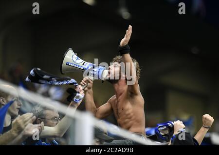 Atalanta's soccer fans cheering during the UEFA Champions League match, Atalanta vs Shakhtar Donetsk, in Milan. Stock Photo