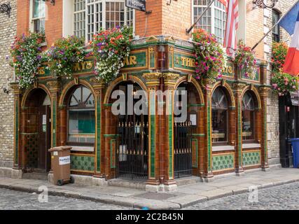 The Quays Bar Pub In Temple Bar District Of Dublin Ireland Irish Pub Guiness Building Exterior Stock Photo