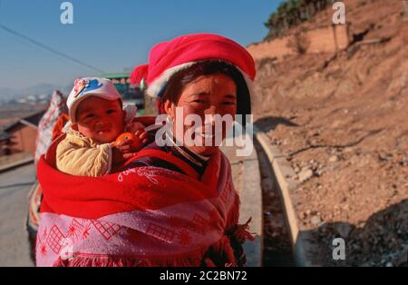 GIRLS WITH THIBETAN SHEPHERD, ZHONGDIAN (XIANGGELILA) SHANGRI-LA, YUNNAN,TIBETAN PLATEAU,  ALTOPIANO TIBETANO, CHINA Stock Photo