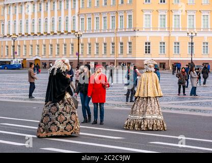 Tourists and women in period costume in Place Square with General Staff building, St Petersburg, Russia Stock Photo