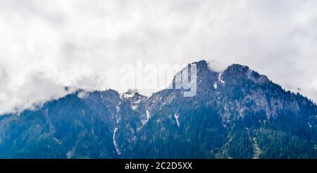 Kashmir Himalaya, Indian Himalayan Region Jammu and Kashmir, India. Great Himalayan axis runs southeast from Nanga Parbat to Nun Kun and Pir Panjal pa Stock Photo