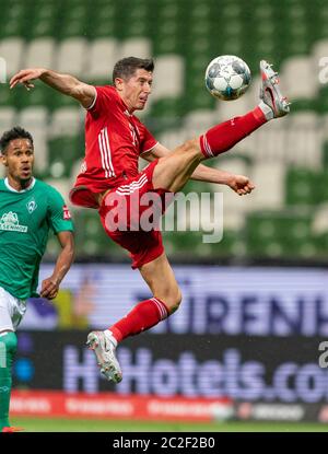 Bremen, Germany, 16th June 2020  Robert LEWANDOWSKI, FCB 9  SV WERDER BREMEN - FC BAYERN MUENCHEN in 1. Bundesliga 2019/2020, matchday 32. © Peter Schatz / Alamy Live News / gumzmedia/nordphoto/ Pool   - DFL REGULATIONS PROHIBIT ANY USE OF PHOTOGRAPHS as IMAGE SEQUENCES and/or QUASI-VIDEO -   National and international News-Agencies OUT  Editorial Use ONLY Stock Photo