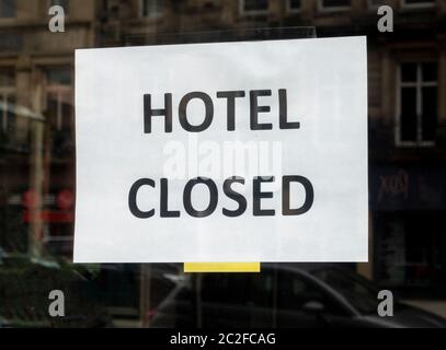 Notice in hotel window that they are closed because of Covid 19 in