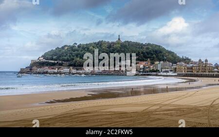 San Sebastian, Spain. Sept 11, 2017. La Concha beach with view on of the Mount Urgul - on top of it stands the medieval fortress of La Mota and a stat Stock Photo
