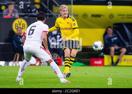 Dortmund, Germany. 17th June, 2020. Football: Bundesliga, Borussia Dortmund - FSV Mainz 05, 32nd matchday at Signal Iduna Park. Dortmund's Julian Brandt (r) and Danny Latza from Mainz fight for the ball. Credit: Guido Kirchner/dpa-pool/dpa - IMPORTANT NOTE: In accordance with the regulations of the DFL Deutsche Fußball Liga and the DFB Deutscher Fußball-Bund, it is prohibited to exploit or have exploited in the stadium and/or from the game taken photographs in the form of sequence images and/or video-like photo series./dpa/Alamy Live News Stock Photo