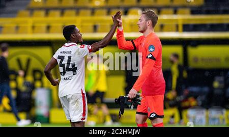 Dortmund, Germany. 17th June, 2020. Football: Bundesliga, Borussia Dortmund - FSV Mainz 05, 32nd matchday at Signal Iduna Park. Mainz Ridle Baku (l) and Mainz goalkeeper Florian Müller clapping their hands after the game. Credit: Guido Kirchner/dpa-pool/dpa - IMPORTANT NOTE: In accordance with the regulations of the DFL Deutsche Fußball Liga and the DFB Deutscher Fußball-Bund, it is prohibited to exploit or have exploited in the stadium and/or from the game taken photographs in the form of sequence images and/or video-like photo series./dpa/Alamy Live News Stock Photo
