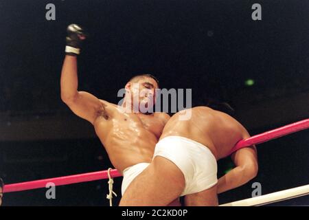 Tokyo, Japan. 20th Apr, 1995. Rickson Gracie, Yoshihisa Yamamoto MMA : Vale Tudo Japan at Nippon Budokan in Tokyo, Japan . Credit: Yukio Hiraku/AFLO/Alamy Live News Stock Photo