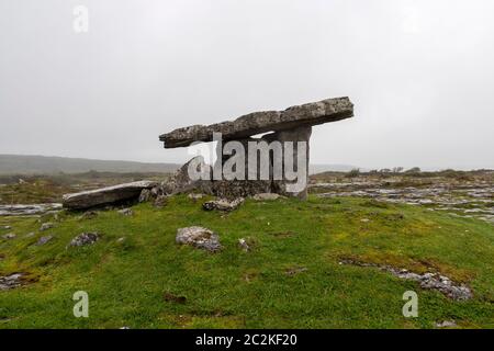 Poulnabrone dolmen portal tomb in County Clare, Republic of Ireland, Europe Stock Photo