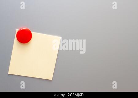 blank sticky note with red pin on fridge, free space mock up Stock Photo