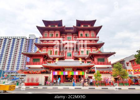 SINGAPORE - JANUARY 17, 2016: Worshippers visit the Buddha Tooth Relic Temple in Singapore Chinatown, a Tang dynasty architectural style temple that h Stock Photo
