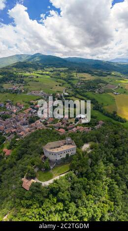 Aerial view of the Castello dal Verme in Zavattarello town. Val Tidone, Oltrepo Pavese, Province of Pavia, Lombardy, Italy. Stock Photo