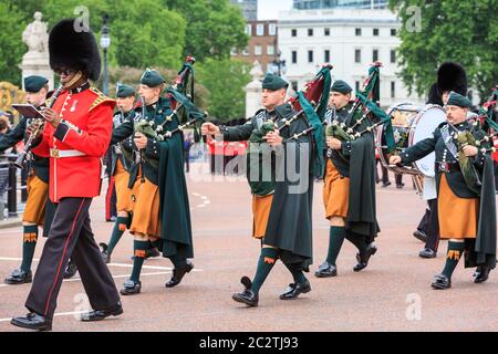 The Regimental Band and Pipers of the Irish Guards marcj at The Colonel's Review ahead of Trooping the Colour in London, England Stock Photo