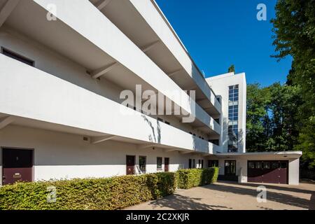 General view of main elevation showing horizontal deck access. Isokon, London, United Kingdom. Architect: Avanti Architects Ltd, 2020. Stock Photo