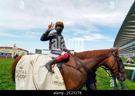 Frankie Dettori celebrates after riding Stradivarius to win the Gold Cup during day three of Royal Ascot at Ascot Racecourse. Stock Photo