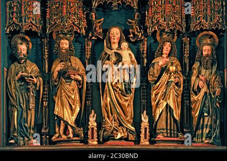 Carved figures in the high altar, Peter, John the Baptist, Mary with Child Jesus, John the Evangelist, Paul, Romanesque Church of Mary, Gelnhausen Stock Photo