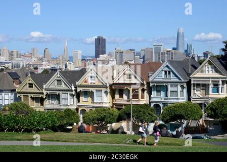 Painted Ladies, historic Victorian row of houses on Alamo Square with downtown skyline in the background, San Francisco, California, USA Stock Photo