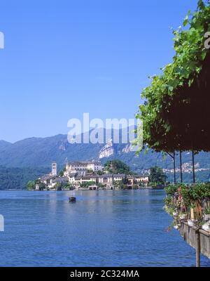 Isola San Giulio on Lake Orta, Orta San Giulio, Province of Novara, Piemonte (Piedmont) Region, Italy Stock Photo