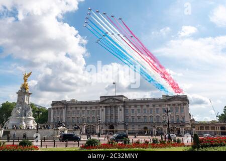 (200618) -- LONDON, June 18, 2020 (Xinhua) -- A formation of the Royal Air Force (RAF) Red Arrows and its French counterpart team La Patrouille de France flies above Buckingham Palace in London, Britain, on June 18, 2020. British Prime Minister Boris Johnson and French President Emmanuel Macron held talks Thursday at 10 Downing Street, the first meeting between heads of state in Britain since the COVID-19 pandemic started. A flypast was performed afterwards above London by the Royal Air Force (RAF) Red Arrows and its French counterpart team, La Patrouille de France. (Photo by Ray Tang/Xinhua) Stock Photo