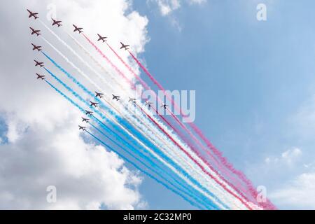 London, Britain. 18th June, 2020. A formation of the Royal Air Force (RAF) Red Arrows and its French counterpart team La Patrouille de France flies above London, Britain, on June 18, 2020. British Prime Minister Boris Johnson and French President Emmanuel Macron held talks Thursday at 10 Downing Street, the first meeting between heads of state in Britain since the COVID-19 pandemic started. A flypast was performed afterwards above London by the Royal Air Force (RAF) Red Arrows and its French counterpart team, La Patrouille de France. Credit: Ray Tang/Xinhua/Alamy Live News Stock Photo