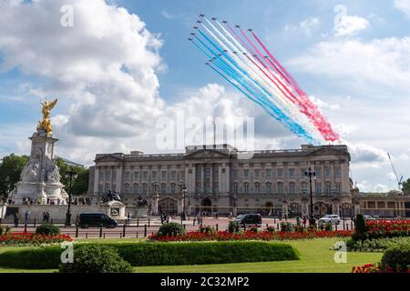 (200618) -- LONDON, June 18, 2020 (Xinhua) -- A formation of the Royal Air Force (RAF) Red Arrows and its French counterpart team La Patrouille de France flies above Buckingham Palace in London, Britain, on June 18, 2020. British Prime Minister Boris Johnson and French President Emmanuel Macron held talks Thursday at 10 Downing Street, the first meeting between heads of state in Britain since the COVID-19 pandemic started. A flypast was performed afterwards above London by the Royal Air Force (RAF) Red Arrows and its French counterpart team, La Patrouille de France. (Photo by Ray Tang/Xinhua) Stock Photo