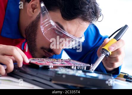 Repairman working in technical support fixing computer laptop tr Stock Photo