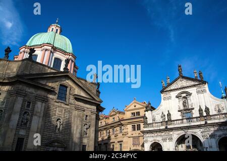 Die Kreuzherrenkirche ist ein Kirchengebäude in der tschechischen Hauptstadt Prag und gehört zur Prager Altstadt. Stock Photo