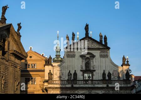 Die Kreuzherrenkirche ist ein Kirchengebäude in der tschechischen Hauptstadt Prag und gehört zur Prager Altstadt. Stock Photo