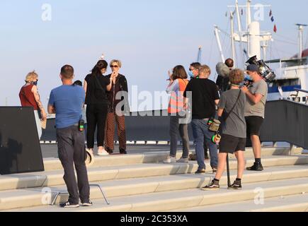 Julia Koschitz am Set zum Film 'Blöd gelaufen - Danke für den Abschied' an den Landungsbrücken in Hamburg.16.06.2020 Stock Photo