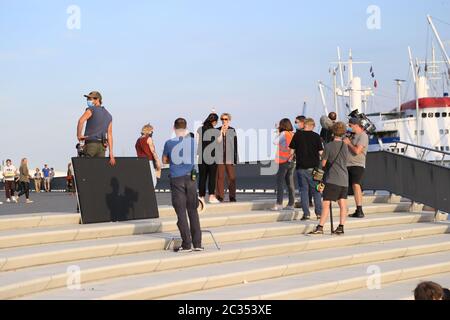 Julia Koschitz am Set zum Film 'Blöd gelaufen - Danke für den Abschied' an den Landungsbrücken in Hamburg.16.06.2020 Stock Photo
