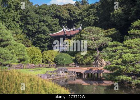 Taiwan pavilion Kyu-Goryo-Tei (旧御涼亭) overlooking the Upper Pond and surrounded by the pine and maple Stock Photo