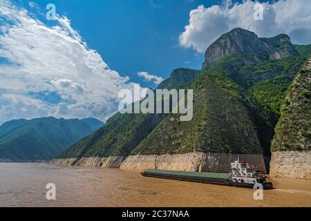 Cargo ship sailing through the gorge on the magnificent Yangtze River, China Stock Photo