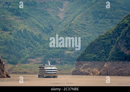 Luxury passenger cruise ship sailing through the gorge on the magnificent Yangtze River, China Stock Photo