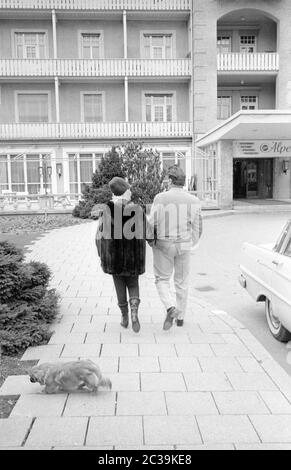 Elizabeth Taylor and Richard Burton on the road in Garmisch-Wallgau during the shooting of Burton's film 'The Spy Who Came in from the Cold'. The Hollywood couple resides in the hotel 'Alpenhof'. Stock Photo