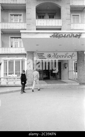 Elizabeth Taylor and Richard Burton on the road in Garmisch-Wallgau during the shooting of Burton's film 'The Spy Who Came in from the Cold'. The Hollywood couple resides in the hotel 'Alpenhof'. Stock Photo