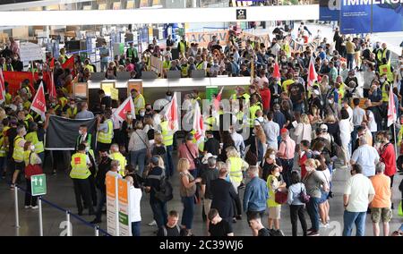 19 June 2020, Hessen, Frankfurt/Main: Numerous employees take part in a protest action by air traffic employees in Terminal 1 of Frankfurt Airport. The Verdi trade union has called for a nationwide demonstration to draw attention to the situation of ground handling employees. Photo: Arne Dedert/dpa Stock Photo
