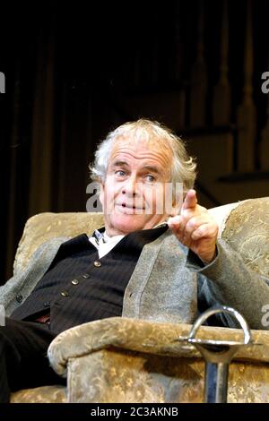 Ian Holm (Max) in THE HOMECOMING by Harold Pinter at the Comedy Theatre, London SW1 25/09/2001  a Gate Theatre, Dublin production  set design: Eileen Diss costumes: Dany Everett lighting: Mick Hughes director: Robin Lefevre Stock Photo