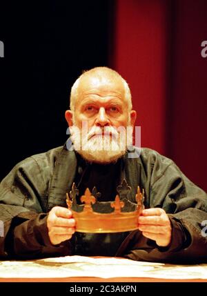 Ian Holm as Lear in KING LEAR by Shakespeare at the Cottesloe Theatre, National Theatre (NT), London SE1 27/03/1997   design: Bob Crowley  lighting: Jean Kalman  director: Richard Eyre Stock Photo