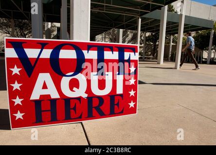 November 6th, 2012 Austin, Texas: Bilingual 'vote aqui / vote here' sign at a polling place in Travis County. ©MKC / Daemmrich Photos Stock Photo