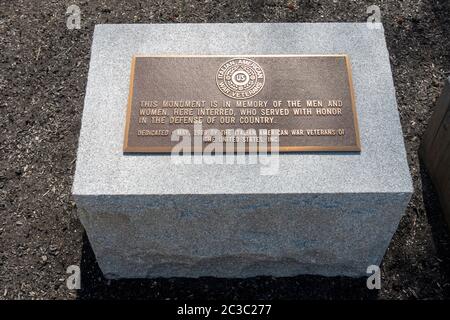 Italian American War Veterans Memorial Plaque in Memory of the Men & Women Who Served with Honor in Defense of Our Country Stock Photo