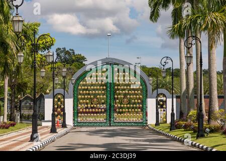 Access gate to Jame' Asr Hassanil Bolkiah Mosque for His Royal Highness, Ministers and VIP in Bandar Seri Begawan, Brunei Stock Photo