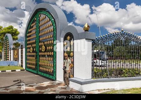 Access gate to Jame' Asr Hassanil Bolkiah Mosque for His Royal Highness, Ministers and VIP in Bandar Seri Begawan, Brunei Stock Photo