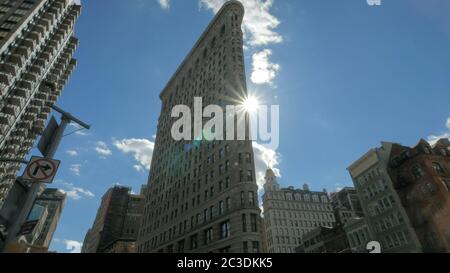 NEW YORK, NEW YORK, USA - SEPTEMBER 14, 2015: sun shining behind the flatiron building, manhatten Stock Photo