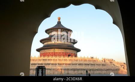 sunset view of a couple at temple of heaven in China framed by an arch Stock Photo